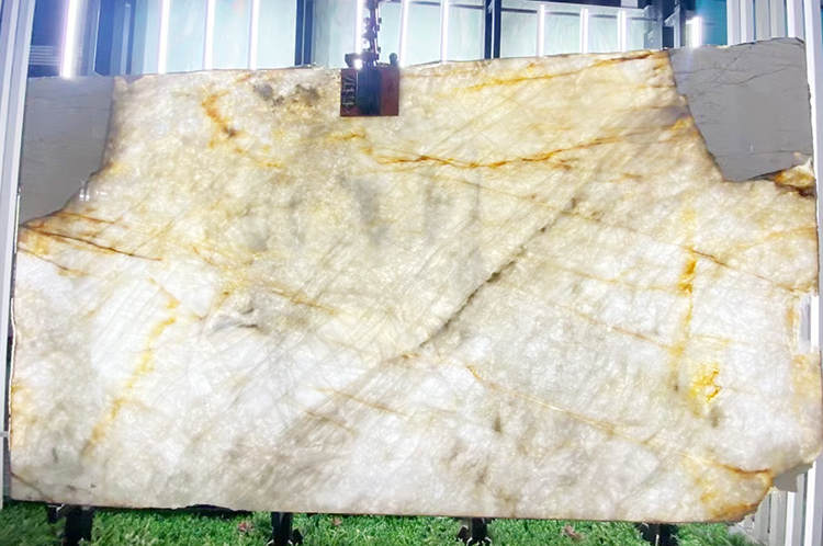 20I quartzite retroilluminatu