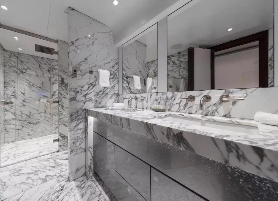 3 balta marmora vannas istaba-izlietne