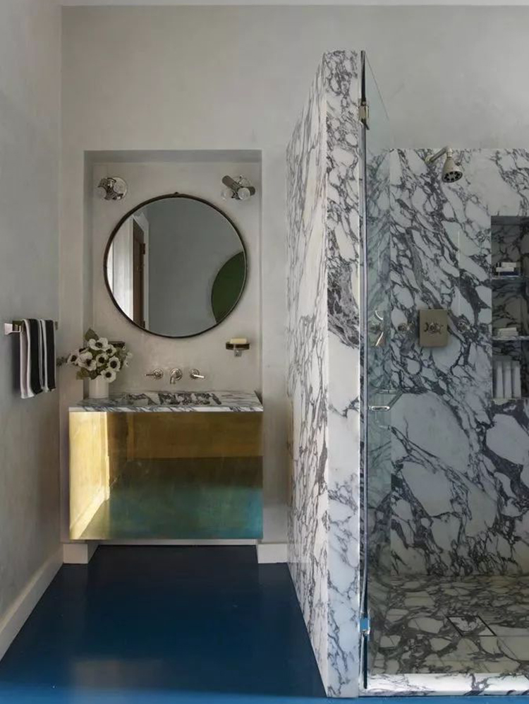 5 baños de mármore arabescato