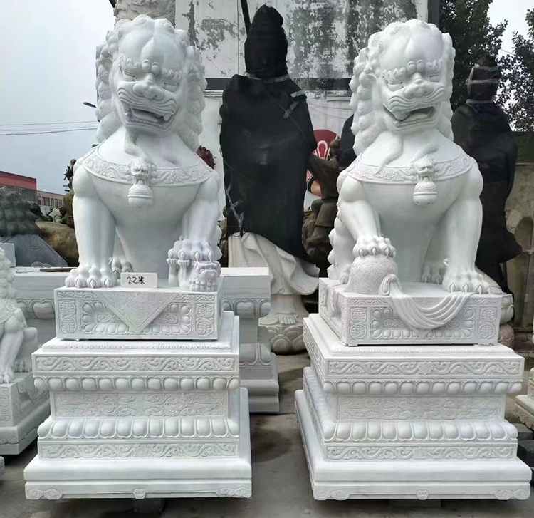 2I lions statues