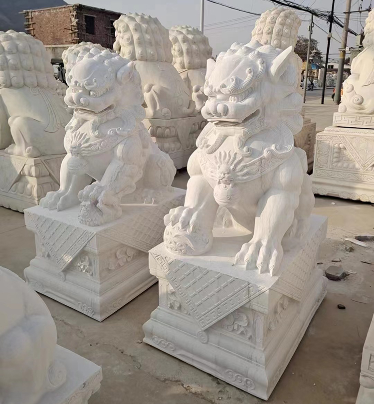 3I lions statues