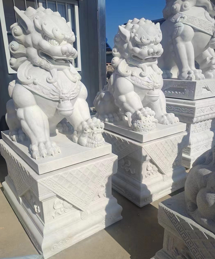 4I lions statues