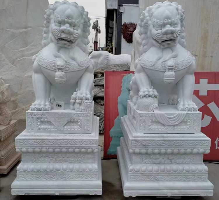 6I lions statues