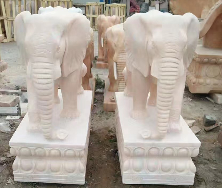 8I olifant standbeeld