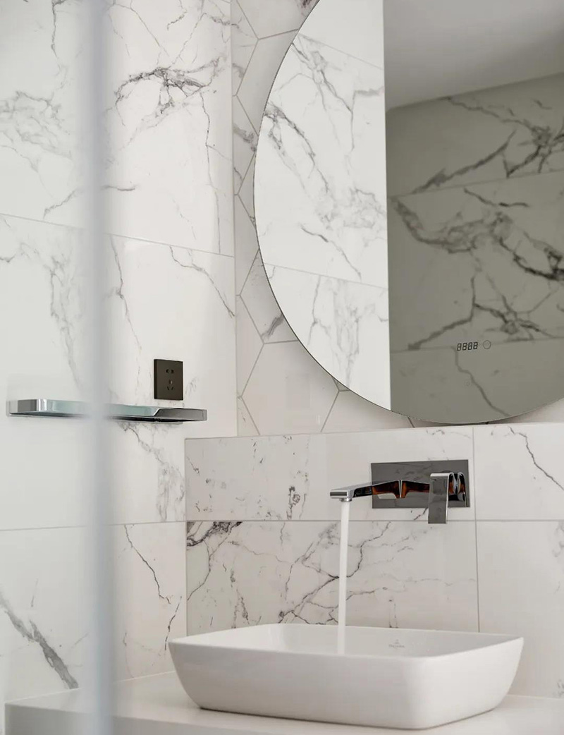 calacatta-white-marble-wall 6
